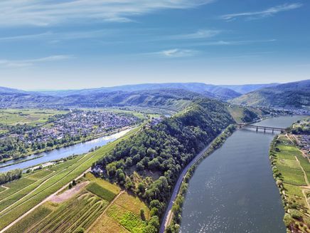 Mosel Das Bild zeigt einen Luftaufnahme über der Mosel bei der Marienburg. Die Mosel wird von einem Berg getrennt. Dabei läuft sie links an Pünderich, und rechts an Bullay vorbei.