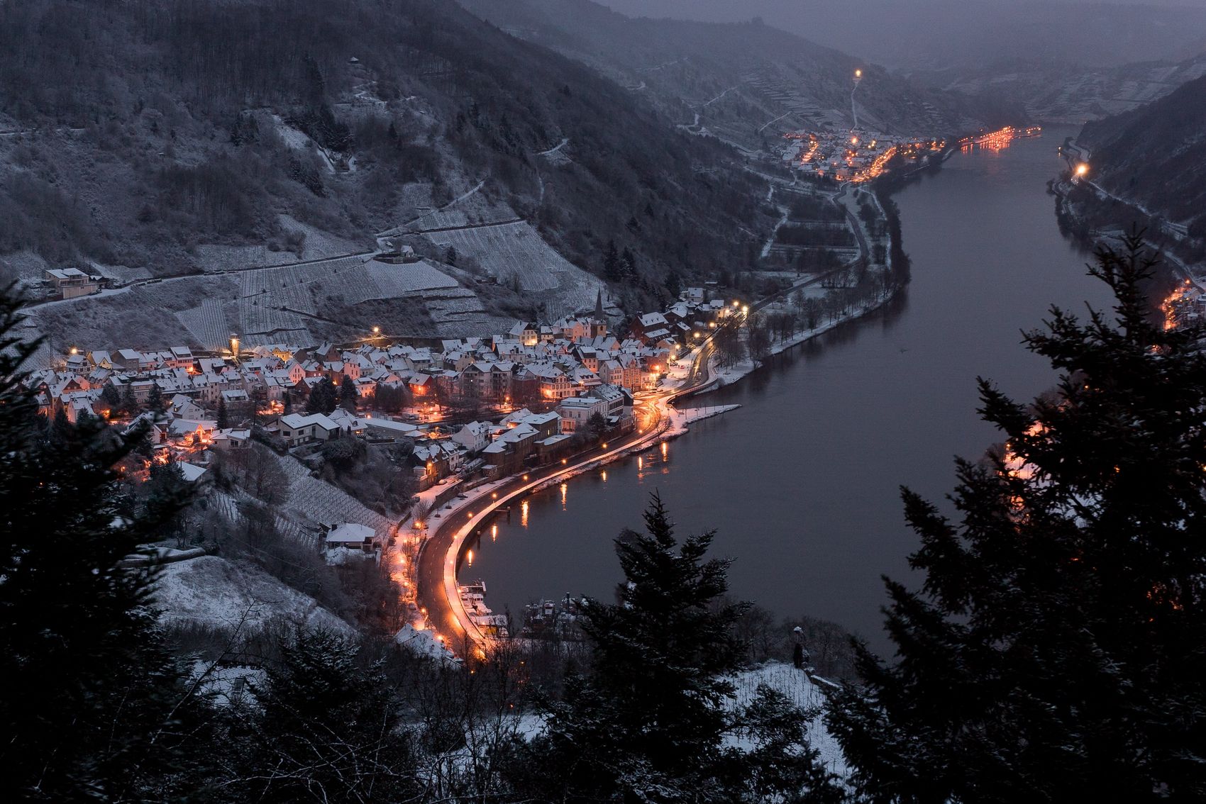 Alf Das Bild zeigt Alf am Abend. Der Ort wird von den Straßenlaternen und der Weihnachtsdekoration beleuchtet. Es liegt Schnee.