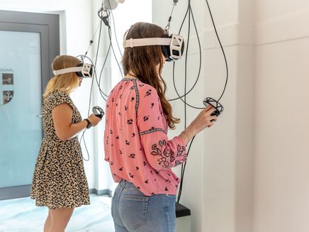 VR Brillen Auf dem Bild sind zwei junge Damen die VR Brillen tragen.