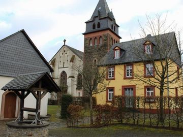 The picture shows the church and the parish hall in the Hunsrück village of Tellig.