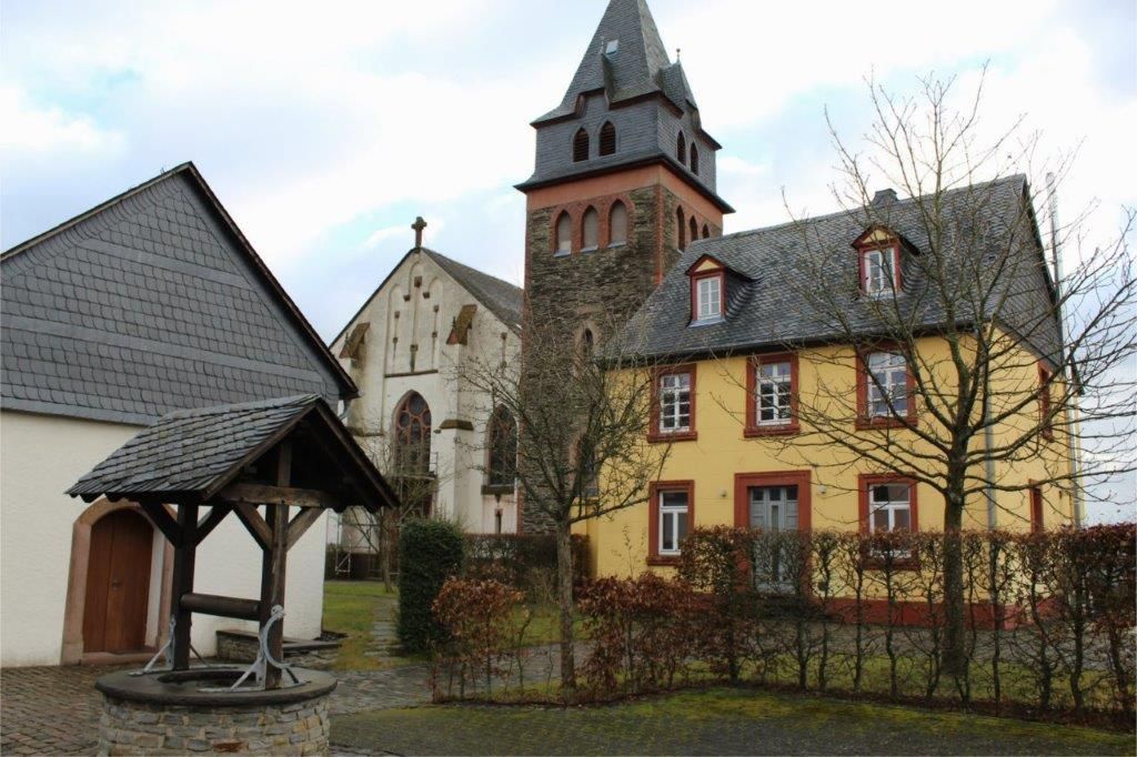 Tellig Auf dem Bild befindet sich die Kirche und das Pfarrheim in dem Hunsrückort Tellig.