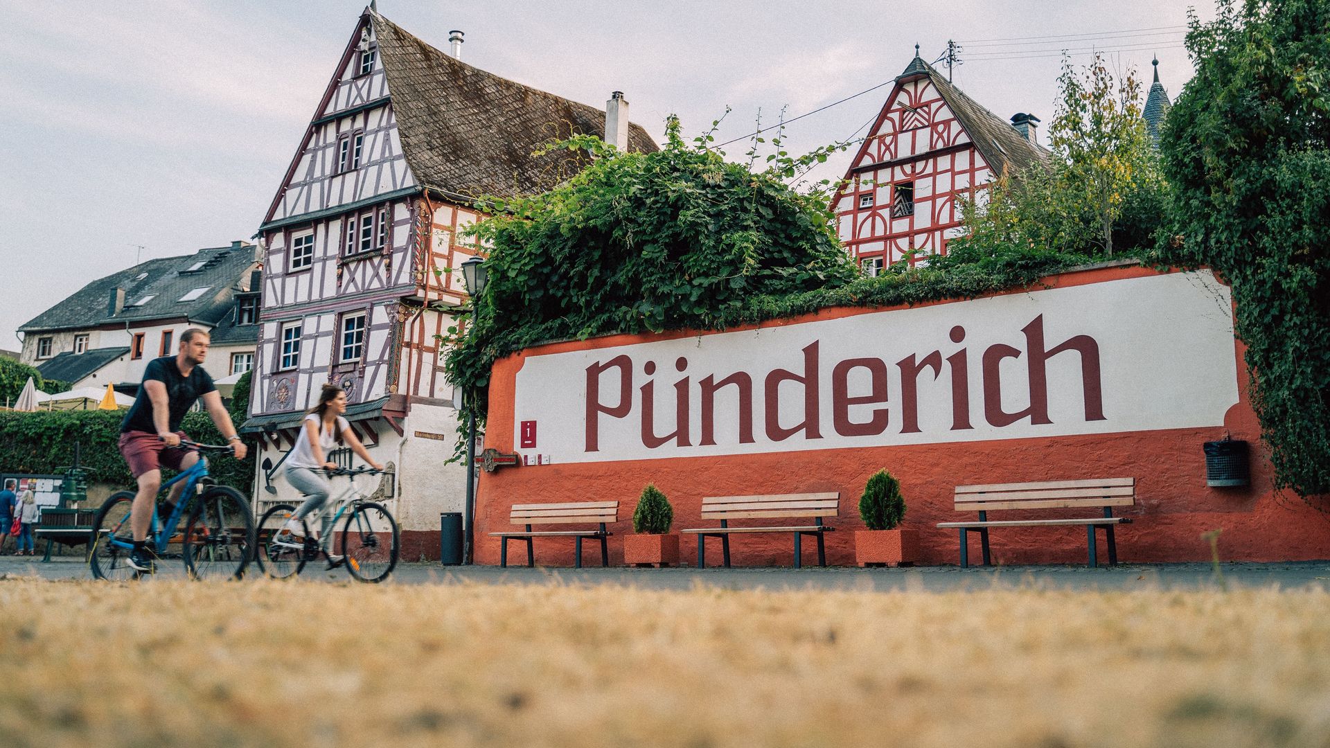 Cycling on the Mosel The picture shows two cyclists riding along the Moselle promenade in Pünderich.