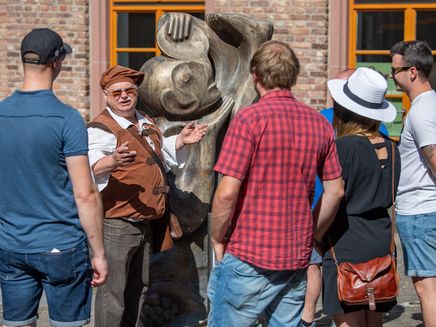 Stadtrundgang mit dem Riwigmännchen Auf dem Bild sieht man den Zeller Stadtgeist das Riwigmännchen wie er einer Gruppe von Gästen die Stadtgeschichte erzählt.