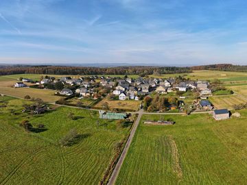 The picture shows Reidenhausen and the surrounding fields from above.