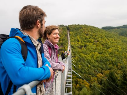 Hängeseilbrücke Geierlay Auf dem Bild befindet sich ein Herr und eine Frau auf der Hängeseilbrücke Geierlay.