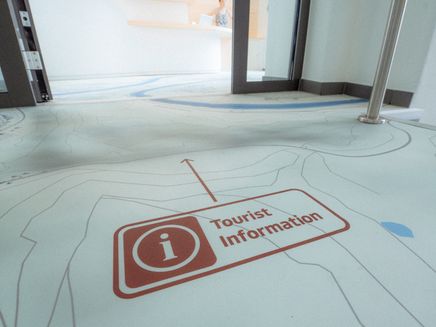 Tourist Information Zell (Mosel) Auf dem Bild befindet sich der Fotoboden und der Eingang zur Tourist Information Zell (Mosel).