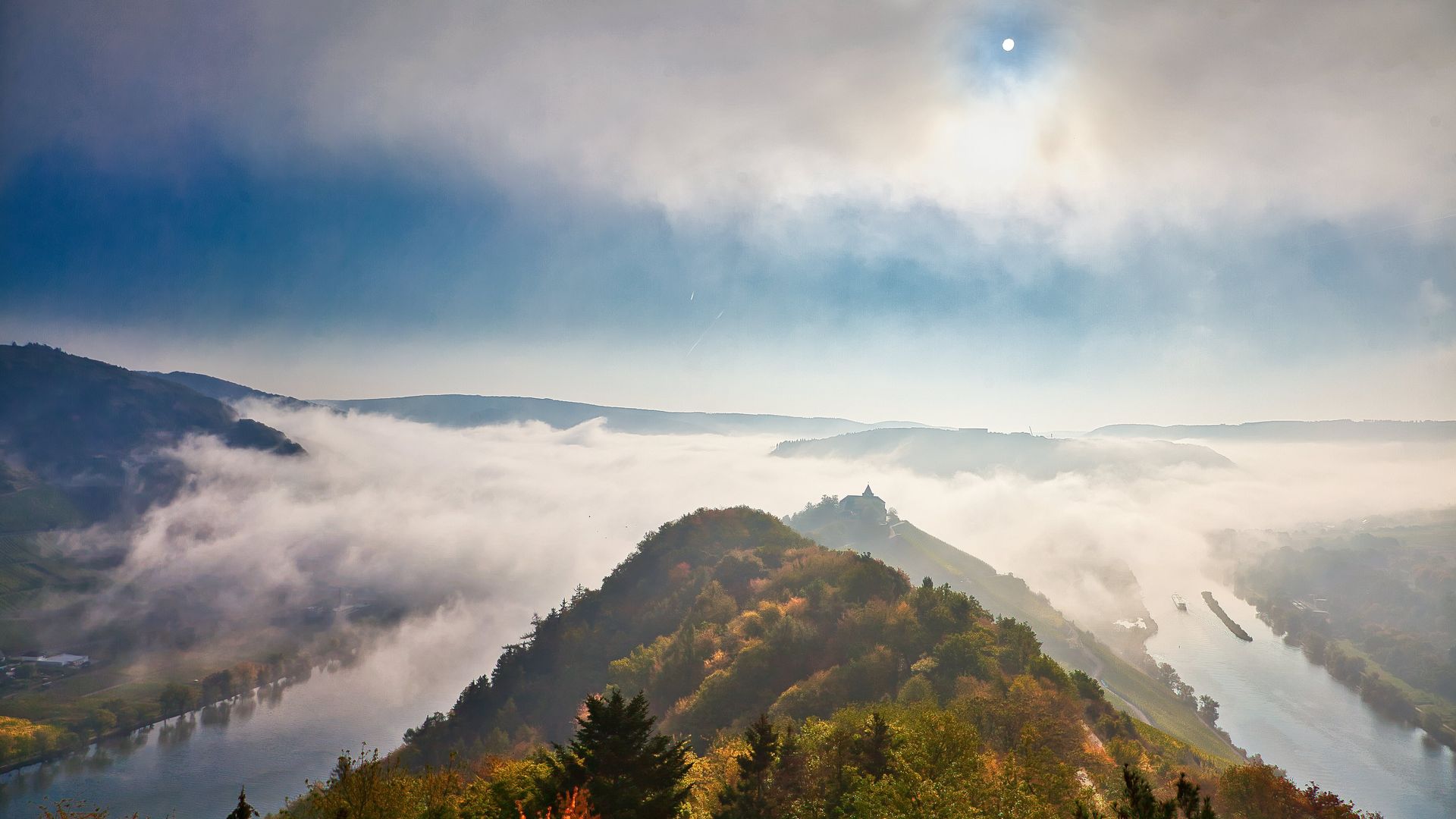Aussicht vom Prinzenkopfturm Das Bild ziegt die Aussicht vom Prinzenopfturm bei nebligem Herbstwetter. Die Mosel wird von einem Berg getrennt.
