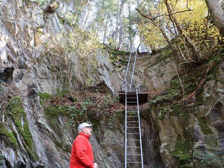Traumschleife Layensteig Strimmiger Berg In the picture, Karl Rainer Manderscheid is in front of the climbing passage of the Layensteig Strimmiger Berg Traumschleife.
