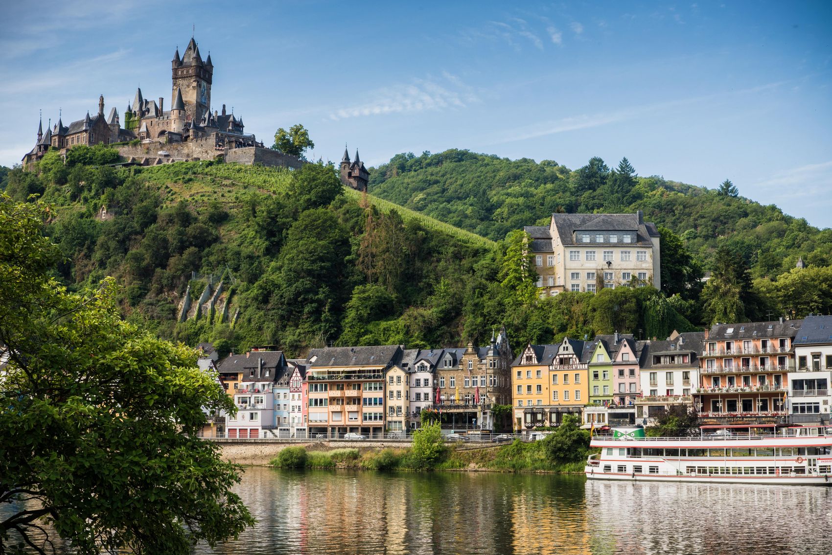 Cochem Auf dem Bild befindet sich die Mosel, ein Teil von Cochem und auf der Anhöhe die Reichsburg.