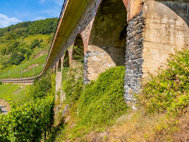  The picture shows the Pünderich slope viaduct.