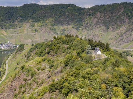 Neefer Petersberg light spot hiking trail View from above of the Neefer Petersberg Chapel and the Steillage Calmont in the background.
