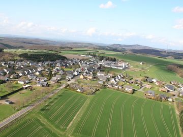 In the picture is the village of Altstrimmig. The view is from above. There are meadows around the houses.