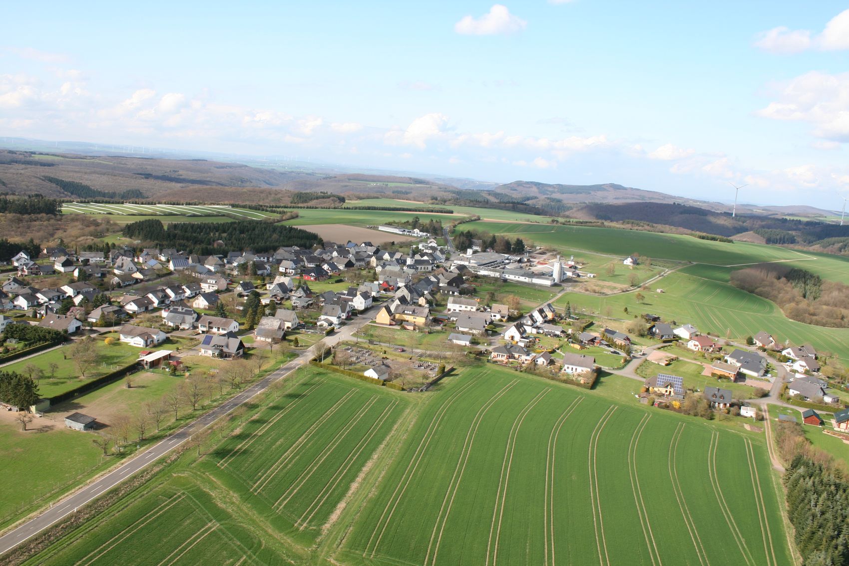 Altstrimmig Auf dem Bild befindet sich der Ort Altstrimmig. Die Ansicht ist von oben. Rund um die Häuser befinden sich Wiesen.