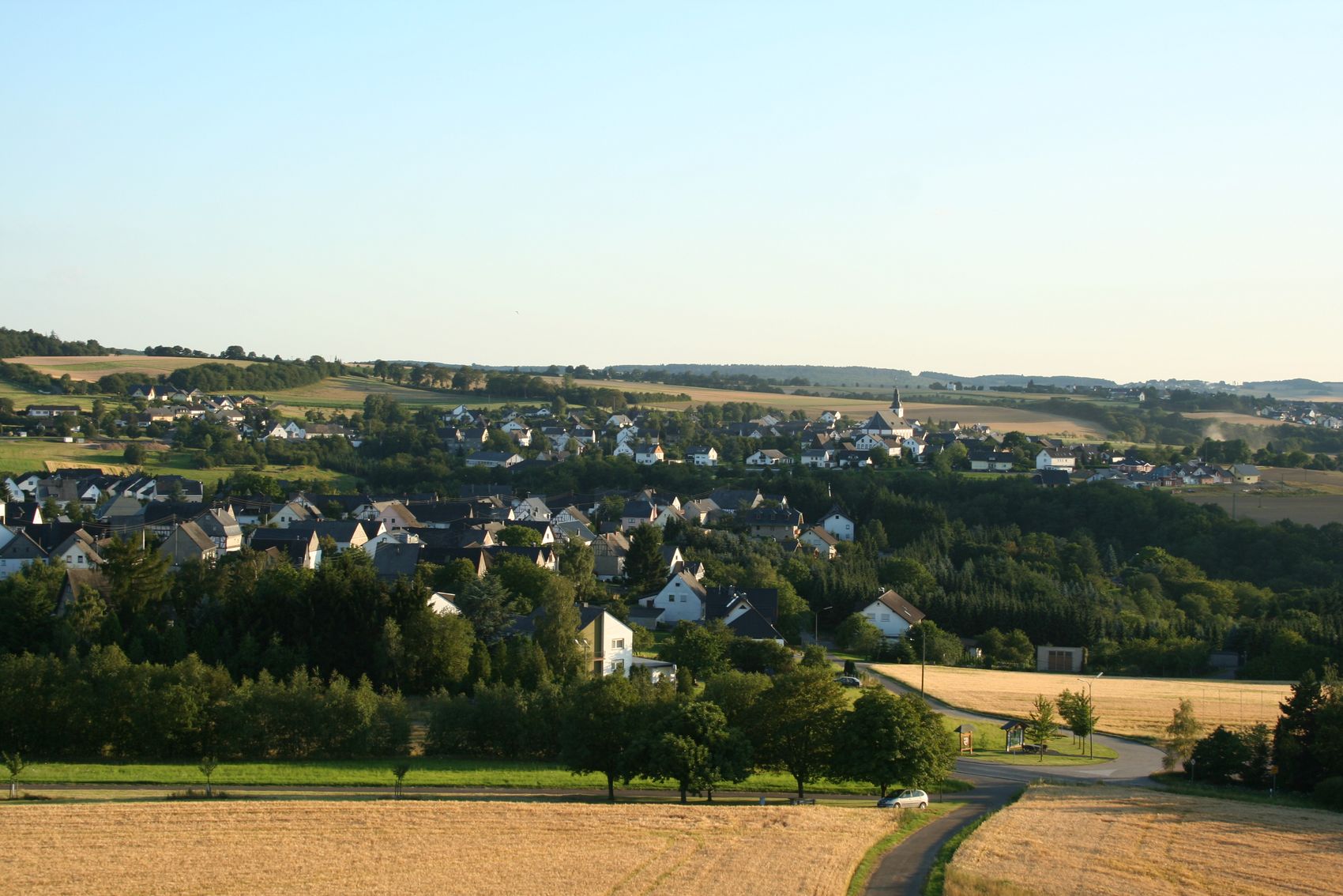 Mittelstrimmig The picture shows a view of Mittelstrimmig. In the foreground you can see a path leading through the village and in the background there are fields.