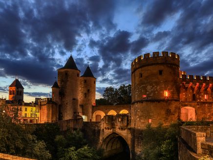 Metz Auf dem Bild befindet sich die Porte des Allemands in Metz. Der Himmel sieht mystisch aus.