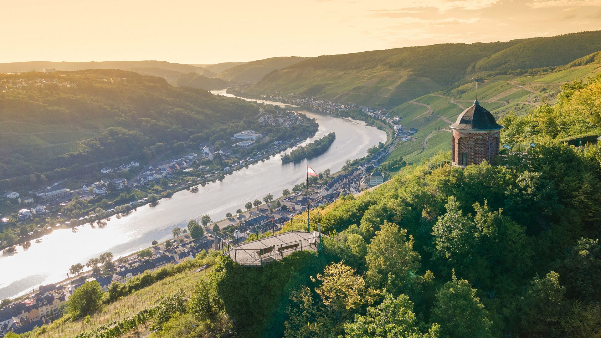 Collis-Rundwanderweg Auf dem Bild befindet sich der Collis Turm. Diesen erreicht man über einen Rundwanderweg, den Klettersteig oder den Steilpfad. Unten befindet sich die Stadt Zell an der Mosel und die Ortsteile Kaimt, Merl und Barl.