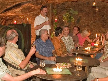 Kellerwanderung Das Bild zeigt eine gesselige Runde bei einer Weinprobe in einem Weinkeller in Zell (Mosel).