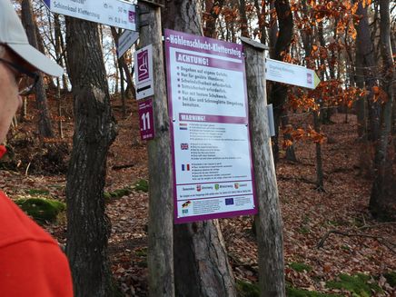 Traumschleife Layensteig Strimmiger Berg In the picture, Karl Rainer Manderscheid is standing in front of the signs for the Layensteig Strimmiger Berg Traumschleife.