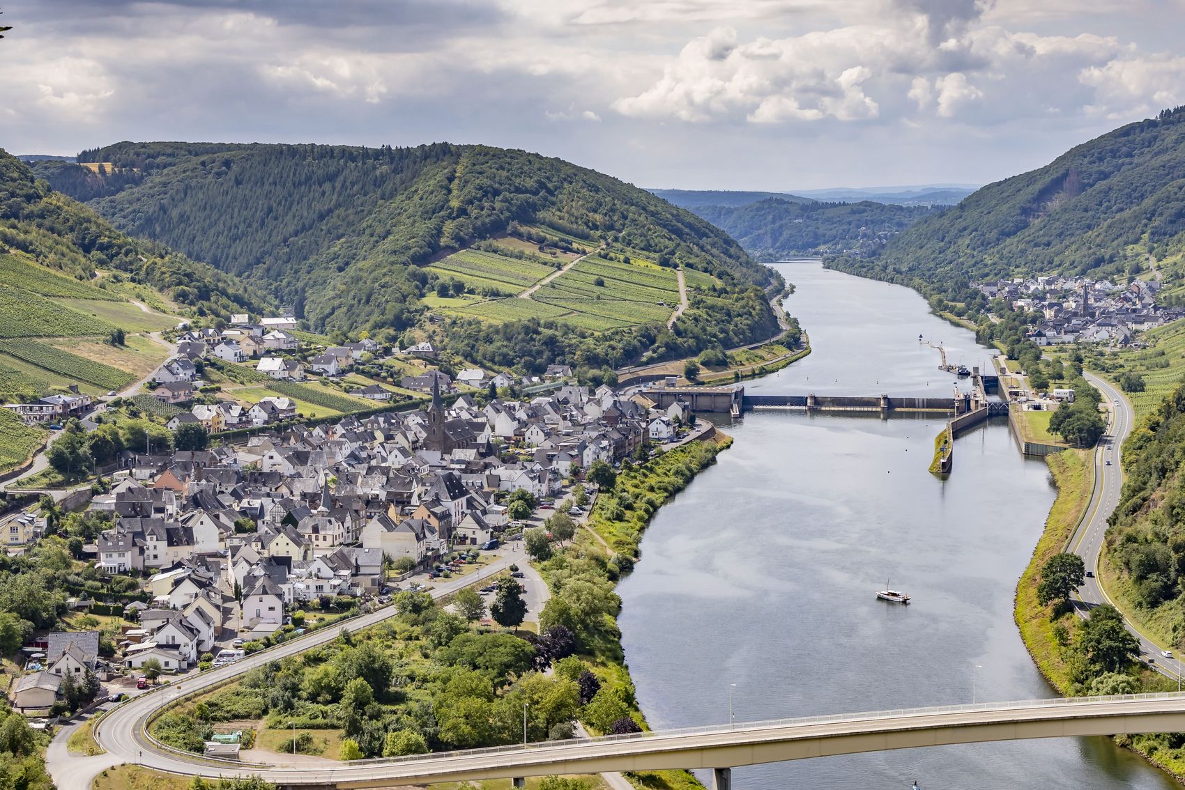 Neef The picture is an aerial view of the village of Neef. You can see the small Moselle village, the barrage and a bridge. On the other side of the Mosel is St. Aldegund in the background.