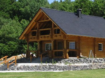 The picture shows the wooden hut at the barefoot park in Grenderich.