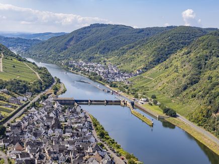 Neefer Petersberg light spot hiking trail A panoramic picture with towering vineyards and the wine villages of Neef on the left and St. Aldegund on the right.