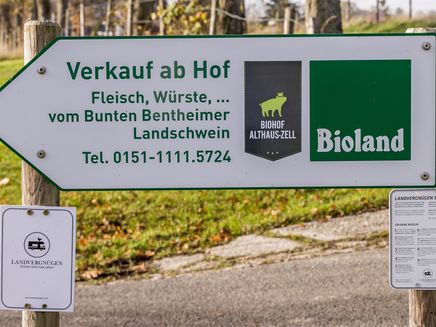 Verkauf Biohof Althaus-Zell Auf dem Bild befindet sich ein Wegweiserschild des Biohofs Althaus-Zell.