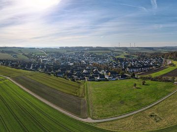 Auf dem Bild sieht man Blankenrath und die umliegenden Felder von oben.