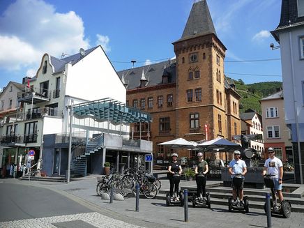 Segway fahren Auf dem Bild stheen einige Segways mit Leuten darauf vor dem Zeller Schwarze Katz Brunnen uns dem Rathaus.
