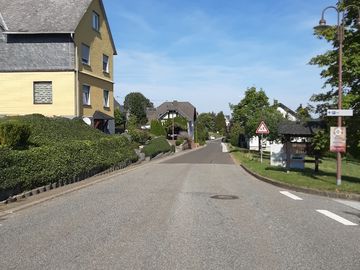 The picture shows a street in Sosberg with houses at the roadside. 