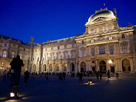 Paris Auf dem Bild befindet sich das Louvre Museum in Paris im Dunkeln.
