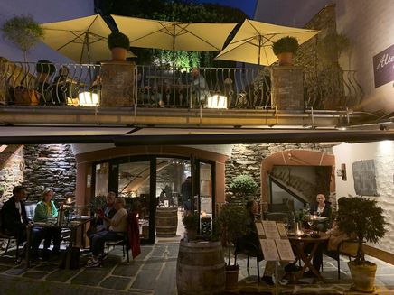 Wine Bar Alte Stadtmauer The picture shows the wine bar Alte Stadtmauer. The tables are filled with people.