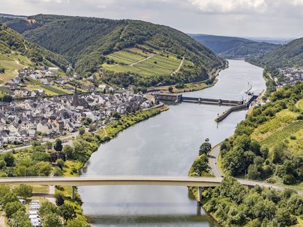 Neef Petersberg lighthouse hike View from the Eulenköpfchen vantage point of the wine villages of Neef and St. Aldegund and the lock in the background.
