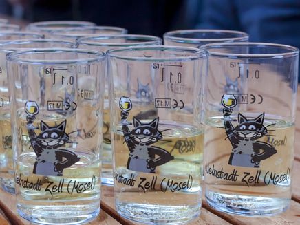 Zeller Schwarze Katz - Riesling Auf dem Bild befinden sich mehrere kleine Gläschen mit Zeller Schwarze Katz - Riesling.