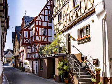 Auf dem Bild sieht man eine Straße mit vielen Fachwerkhäusern in St. Aldegund