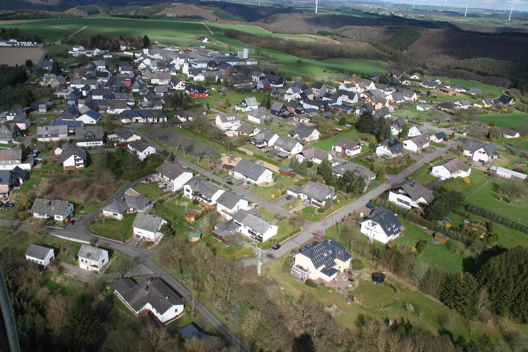 Altstrimmig Das Bild zeigt den Ort Altstrimmig mit Häusern und Wiesen von oben.