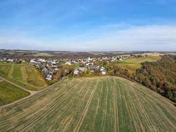 The picture shows Peterswald-Löffelscheid and the surrounding fields from above.