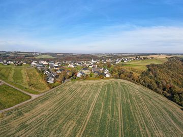 Auf dem Bild sieht man Peterswald-Löffelscheid und die umliegenden Felder von oben.