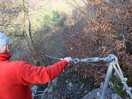 Traumschleife Layensteig Strimmiger Berg The picture shows Karl Rainer Manderscheid holding on to a rope on the hiking trail Traumschleife Layensteig Strimmiger Berg.