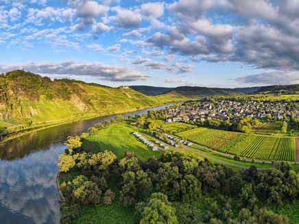 Mosel_Pünderich_Aerial view_Marienburg The picture shows the Mosel and the village of Pünderich from the air. On the left side above the vineyards you can see the Marienburg and the Prinzenkopf tower.