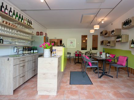 Vinothek The picture shows Janine Reichert's vinotheque in Sankt Aldegund.