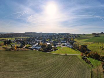 The picture shows Grenderich and the surrounding fields from above.